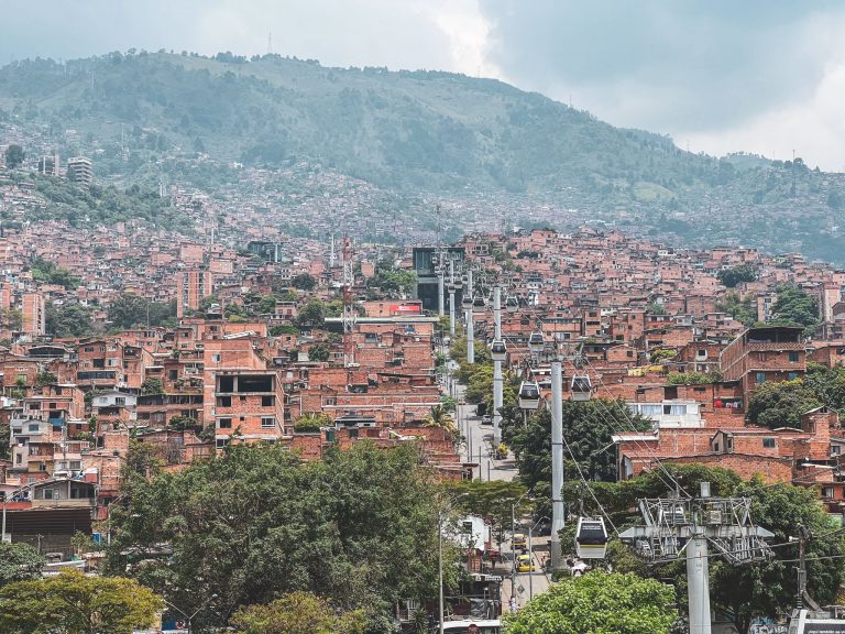 Kabelbaan van Medellin over sloppenwijk