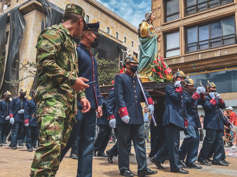Processie in Bogota onder toezicht militairen