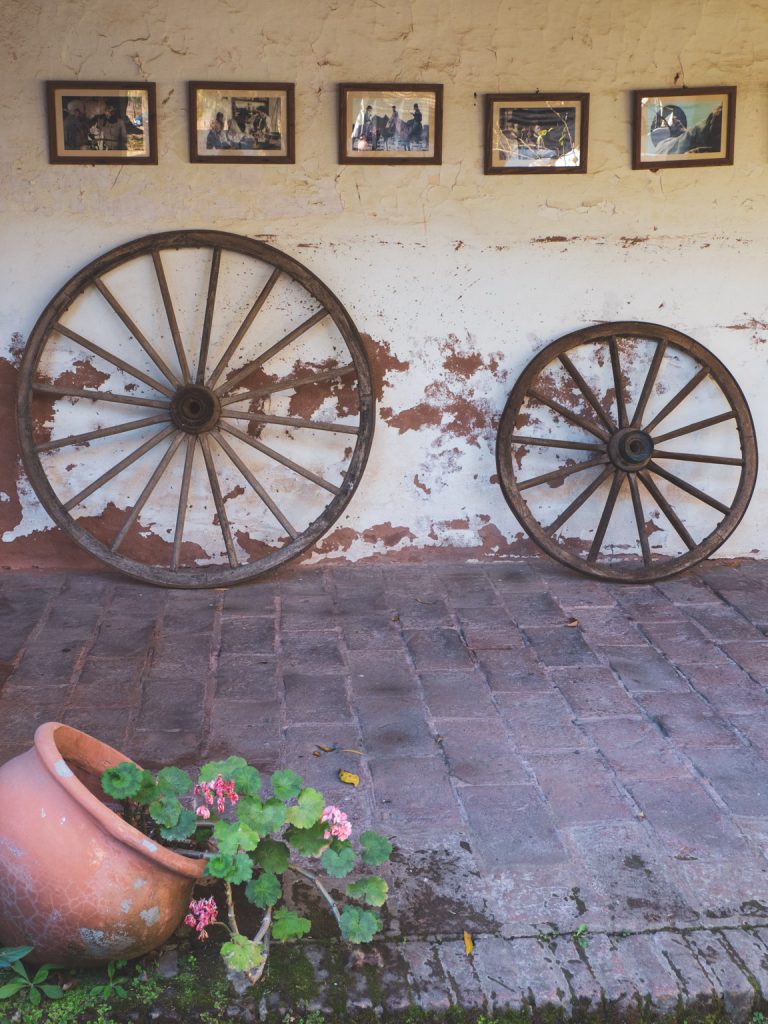 Oude wagenwielen bij het museum