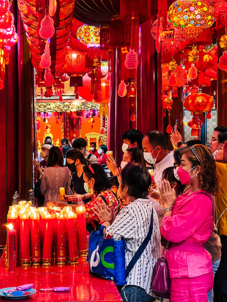 Locals offeren voor Lunar New Year