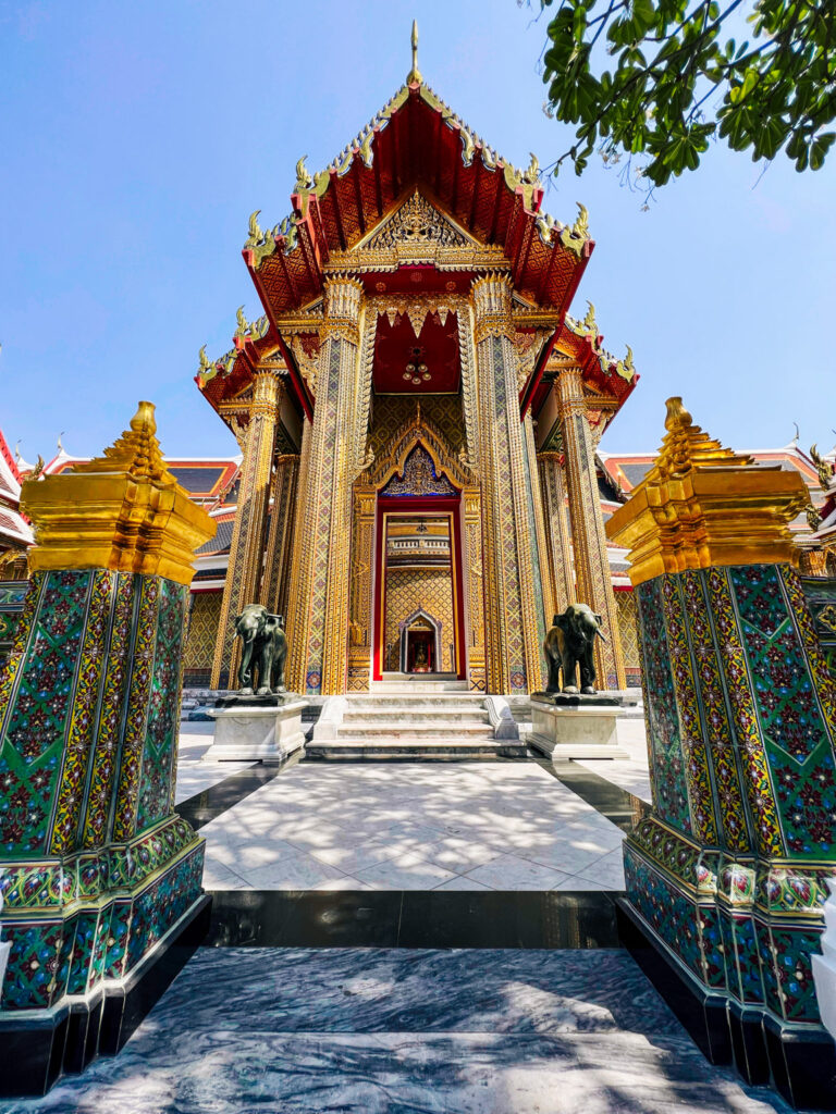 Ingang bij tempel Wat Ratchabophit