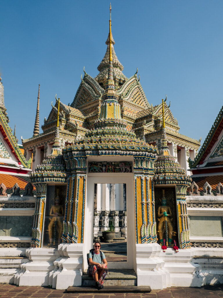 Wilke zit voor tempeltje in Wat Pho
