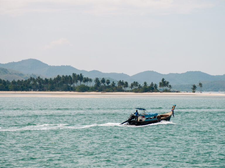 Boot met Koh Yao Yai op achtergrond